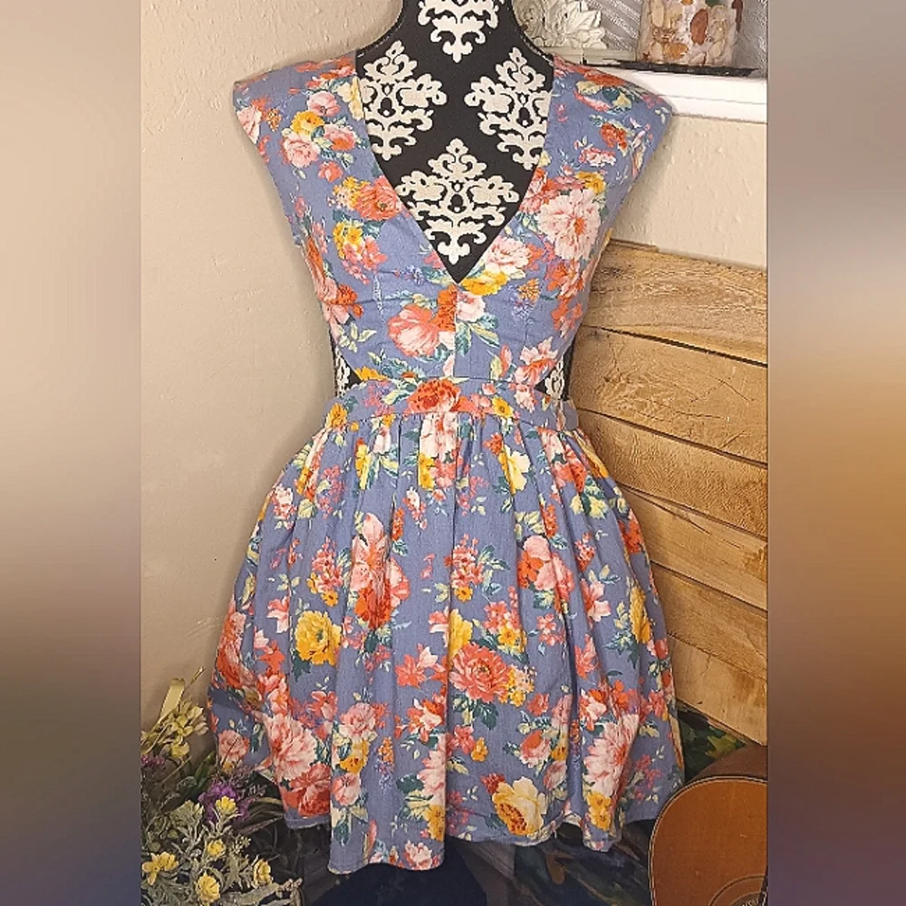 Ariana Grande "Love Culture" Floral Dress - Picture 1 of 6